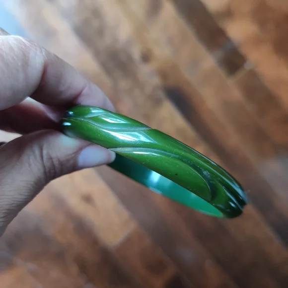 Vintage Green Spinach Carved Bakelite Bracelet - Picture 4 of 8